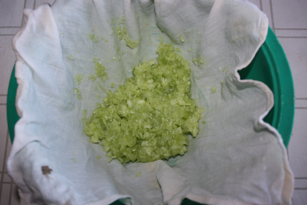 salsa tzatziki - eliminare l'acqua dai cetrioli