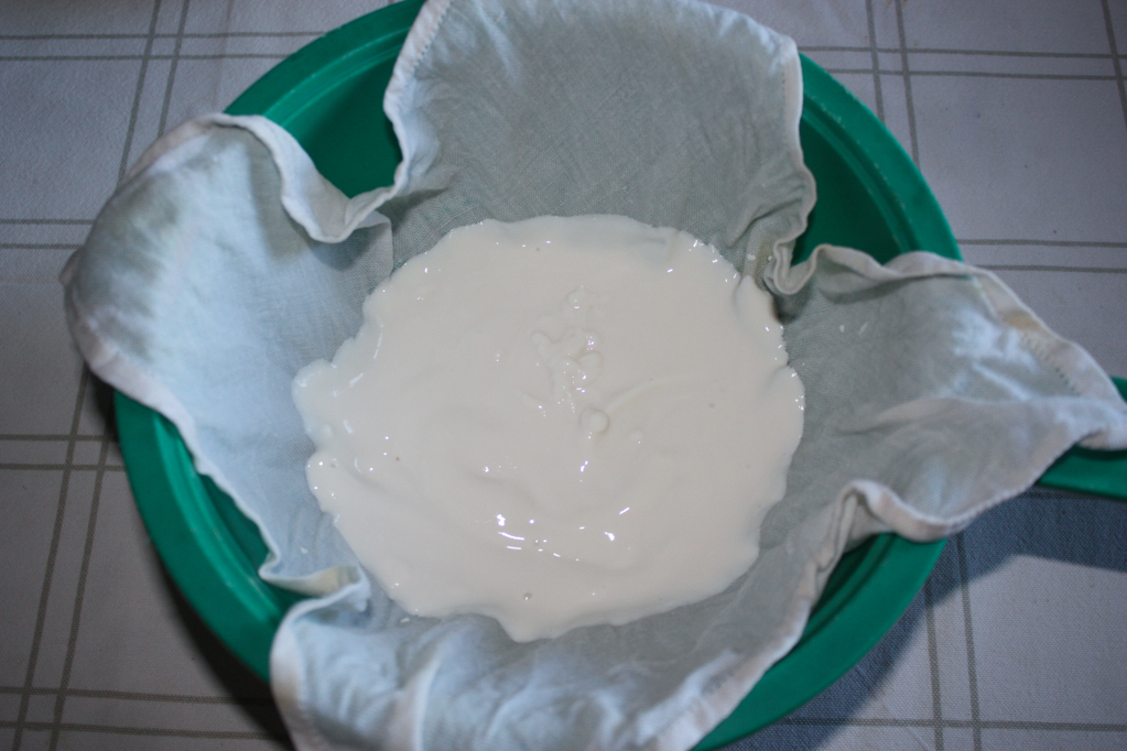 salsa tzatziki - filtrare lo yogurt