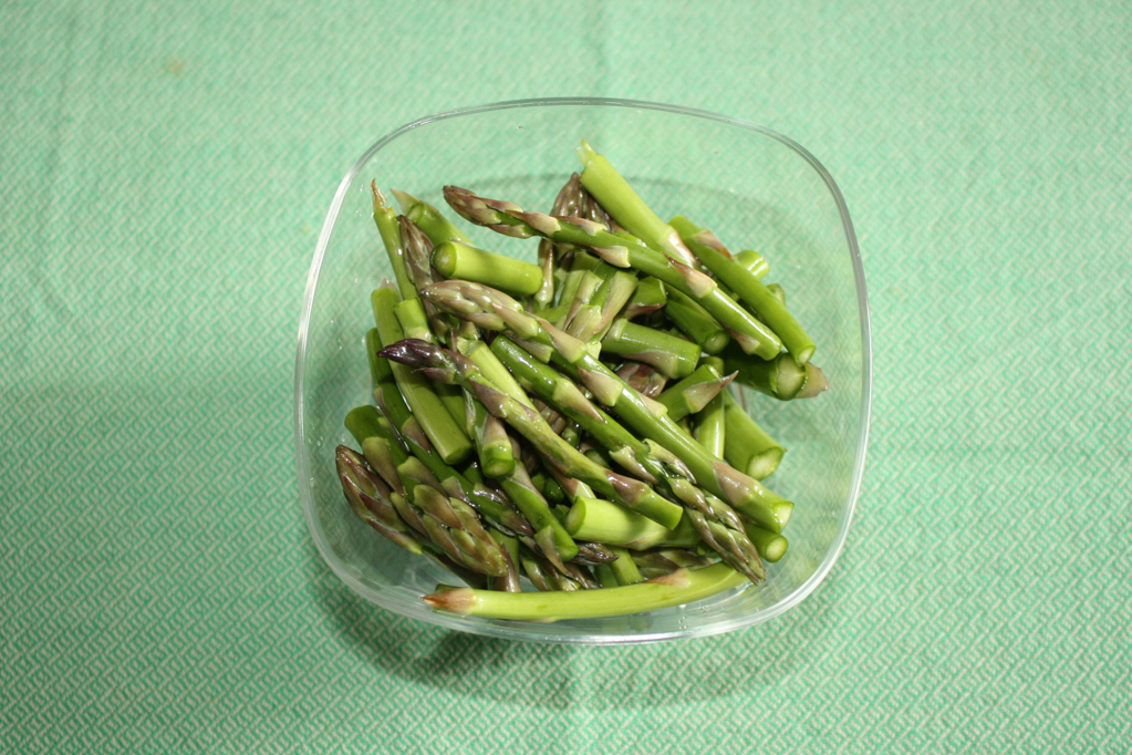 biscotti al burro d'arachidi e cioccolato - spaghetti con asparagi e pesto di noci - tagliare gli asparagi