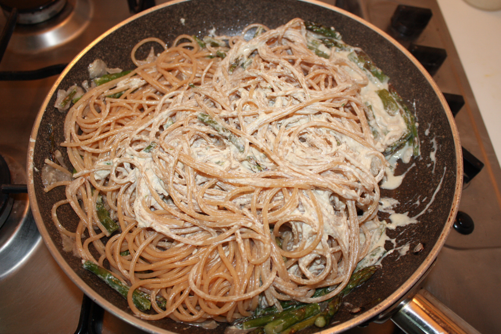spaghetti con asparagi e pesto di noci - unire la pasta al condimento
