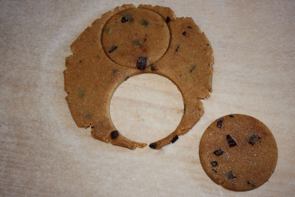 biscotti al burro d'arachidi e cioccolato - ritagliare i biscotti