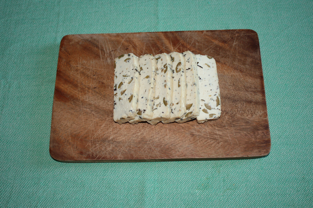 tofu grigliato con peperoni croccanti - tagliare il tofu