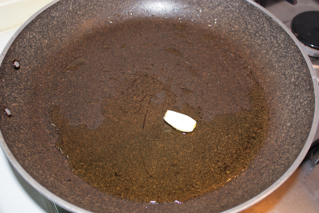 tofu grigliato con peperoni croccanti - saltare uno spicchio d'aglio