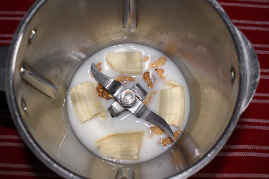 frullato di frutta - frullare tutti gli ingredienti