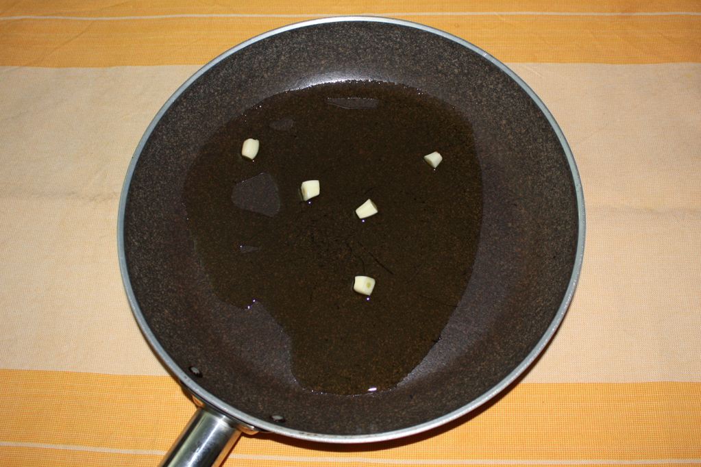 tofu alla pizzaiola - dorare l'aglio
