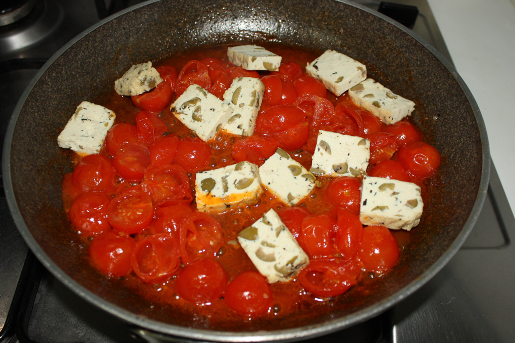 tofu alla pizzaiola - aggiungere il tofu in padella