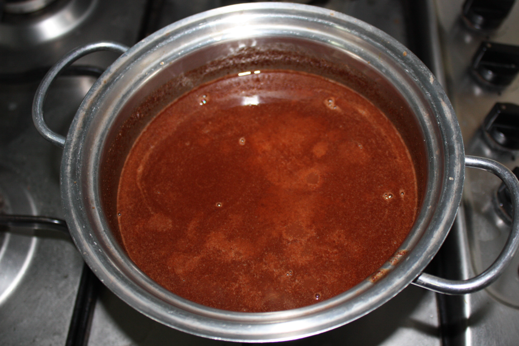 mousse al cioccolato e fragole - versare l'amido nel cioccolato