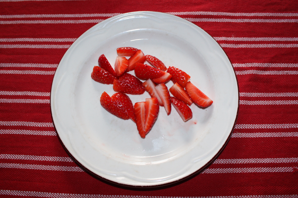 mousse al cioccolato e fragole - fragole a spicchi