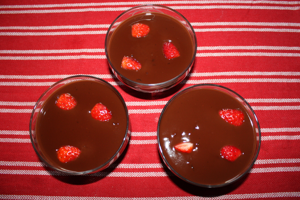 mousse al cioccolato e fragole - versare nelle coppette