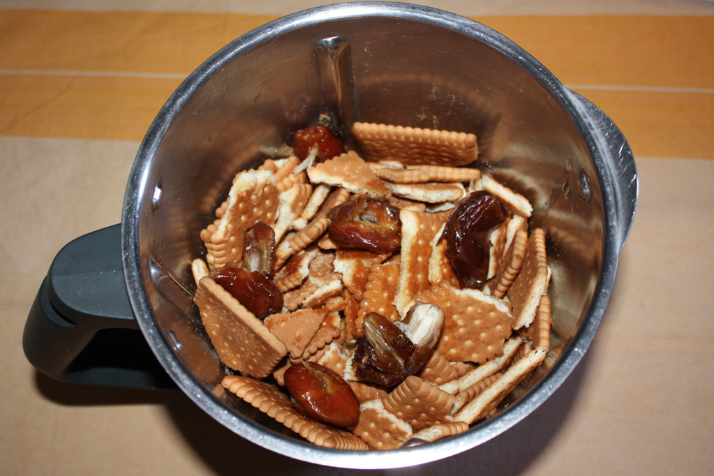 torta di mandorle e anacardi - frullare i biscotti