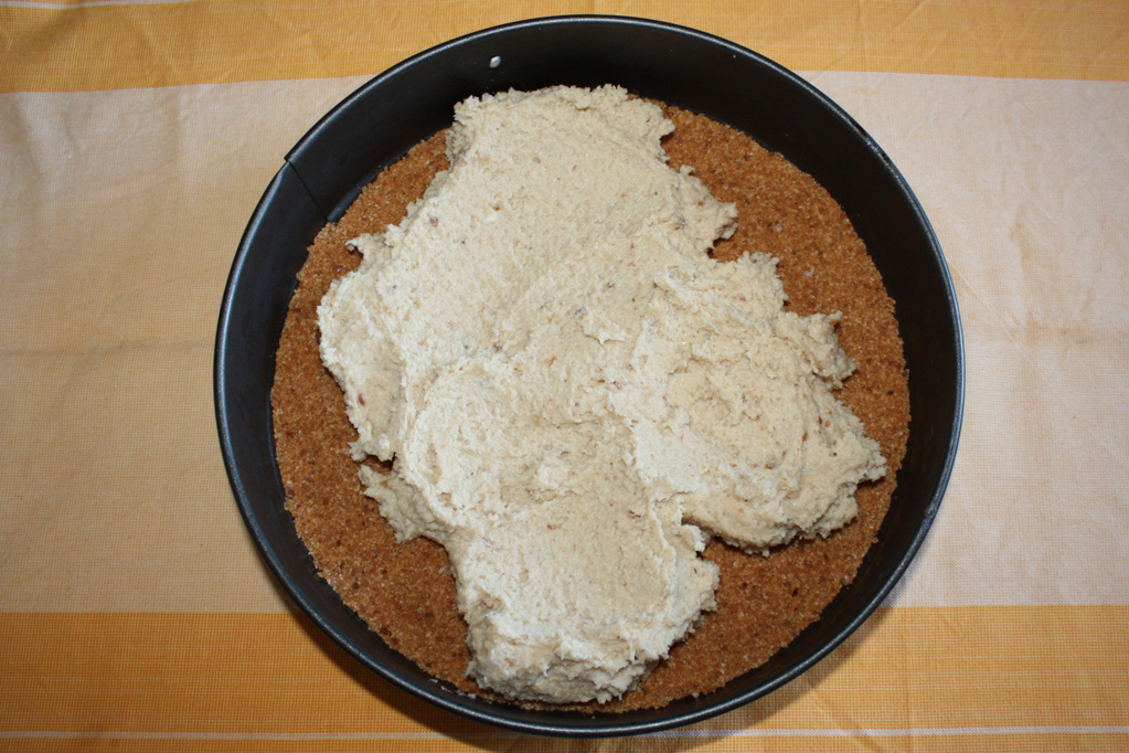 torta di mandorle e anacardi - stendere la crema