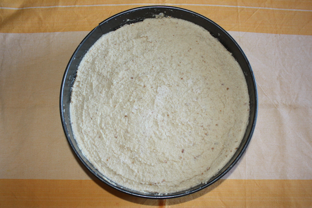 torta di mandorle e anacardi - stendere la crema