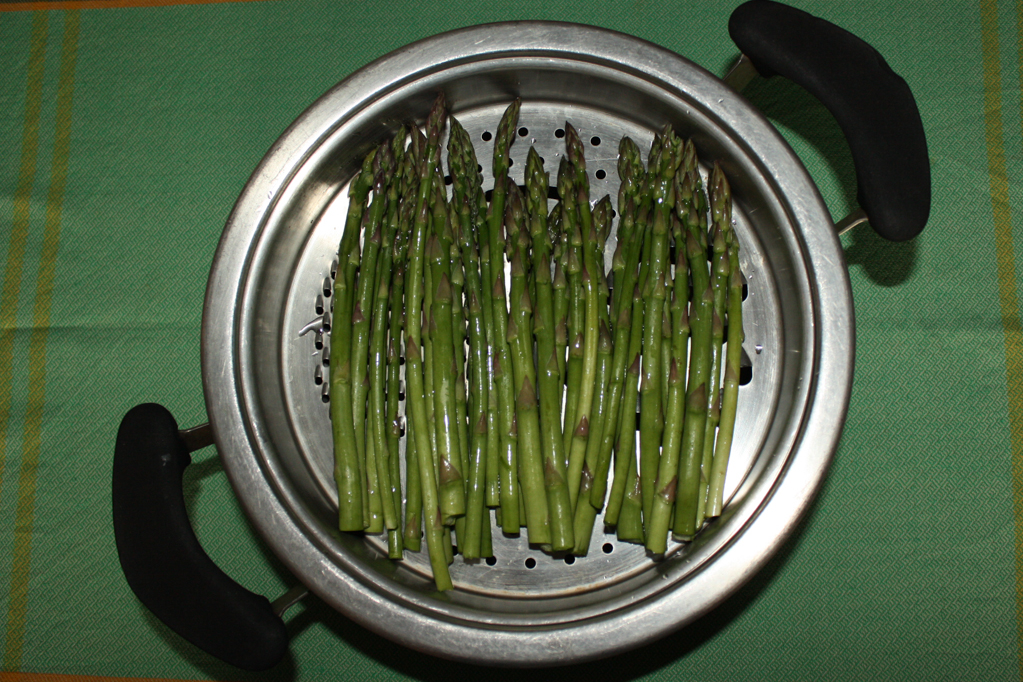 asparagi con chips di tofu e pomodorini - lessare gli asparagi