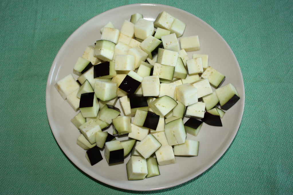 dadolata di melanzane e tofu affumicato - tagliare le melanzane