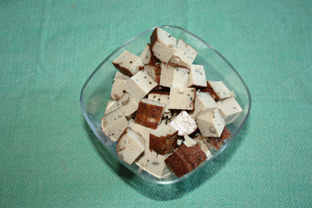 dadolata di melanzane e tofu affumicato - tofu a cubetti