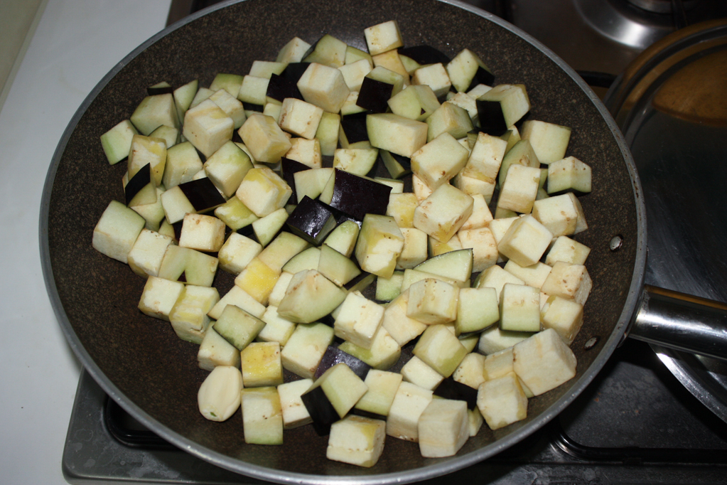 dadolata di melanzane e tofu affumicato - cuocere le melanzane
