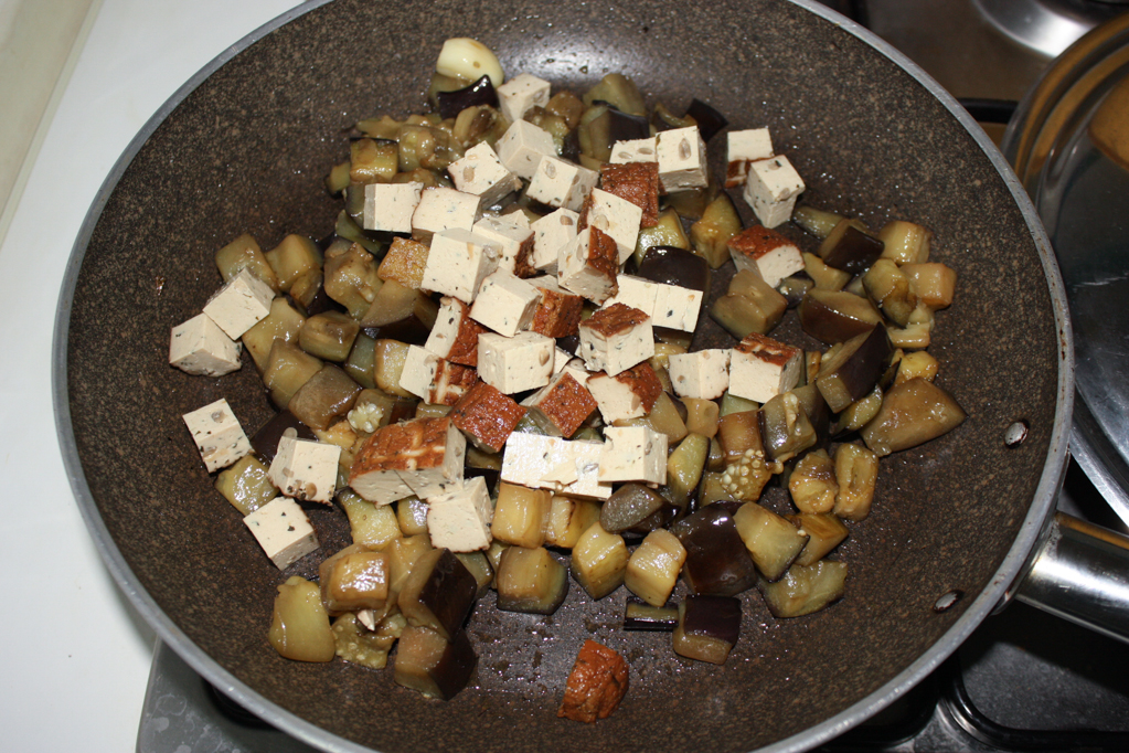 dadolata di melanzane e tofu affumicato - aggiungere il tofu alle melanzane