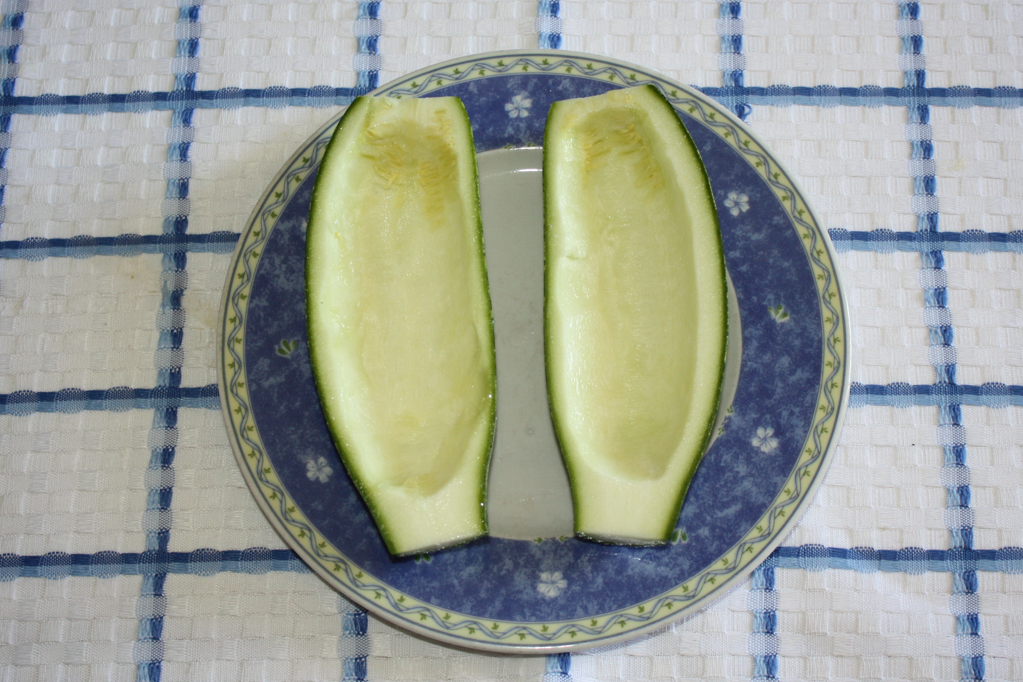 barchette di zucchine ripiene - scavare le zucchine