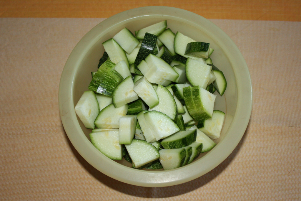 zucchine saltate con tofu cremoso - tagliare le zucchine