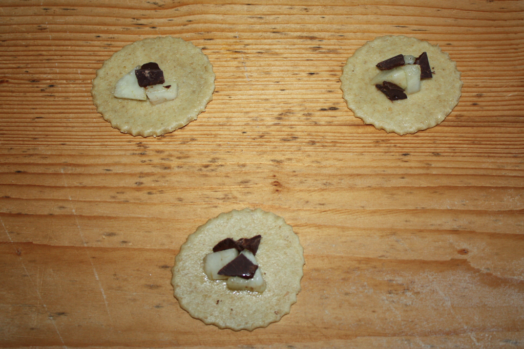 panzerottini alle pere e cioccolato - stendere l'impasto