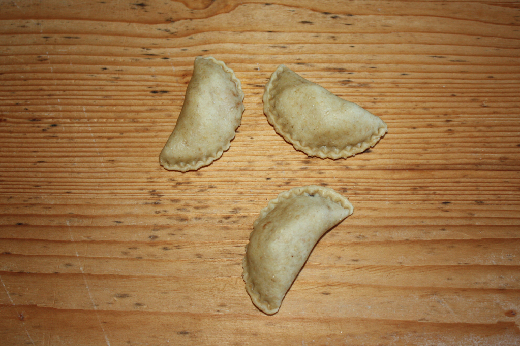 panzerottini alle pere e cioccolato - chiudere i panzerottini