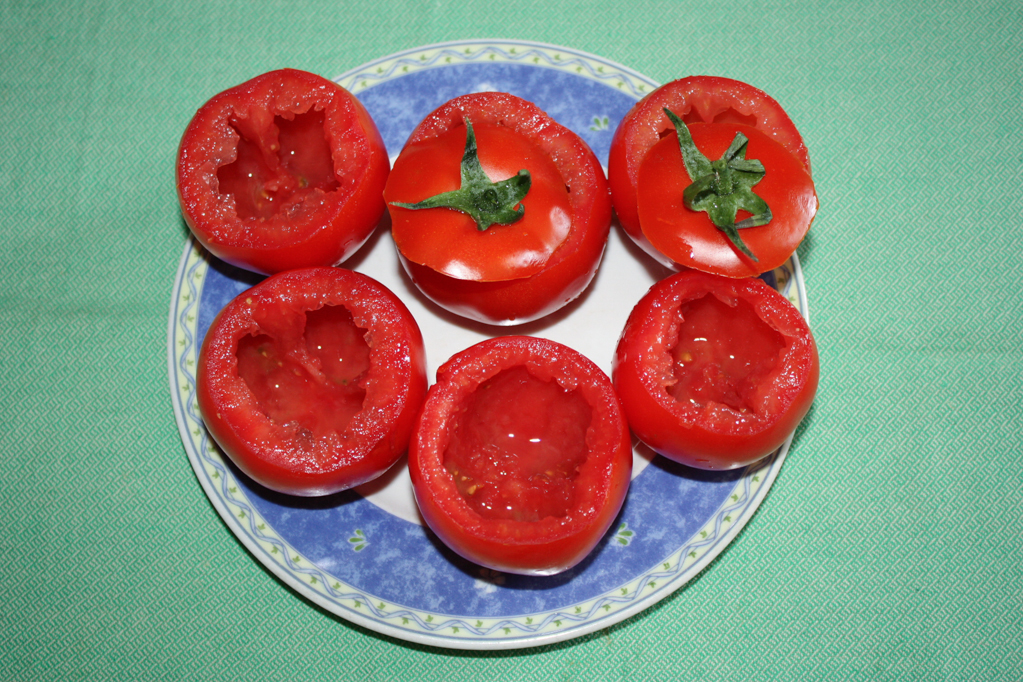 pomodori ripieni - svuotare i pomodori