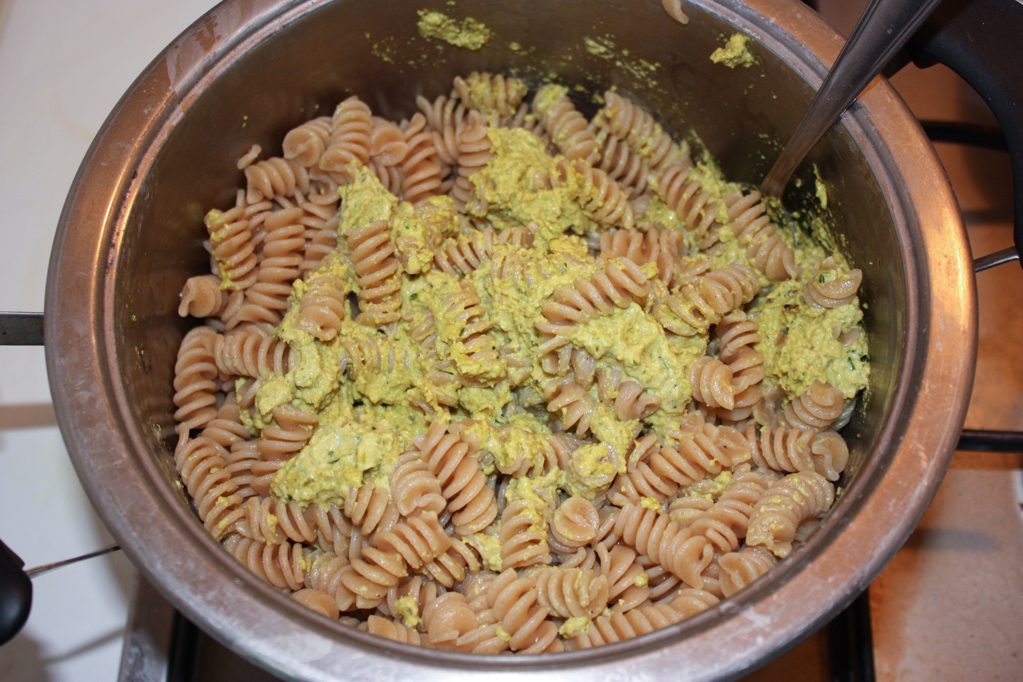 fusilli al pesto di pistacchio - unire il pesto alla pasta