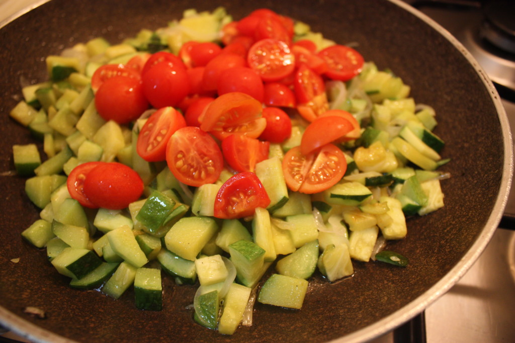 trofie con zucchine e tofu marinato - aggiungere i pomodori