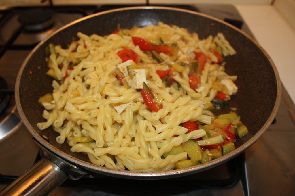 trofie con zucchine e tofu marinato - aggiungere la pasta