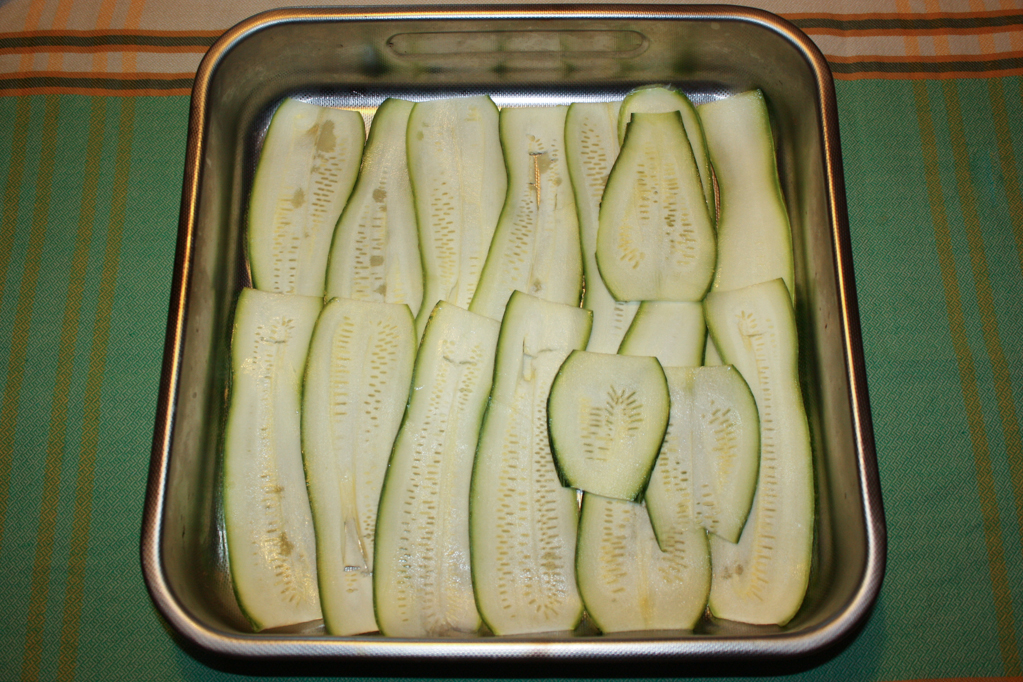 zucchine gratinate - stendere le zucchine