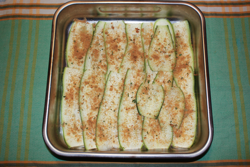zucchine gratinate - spolverare col pan grattato