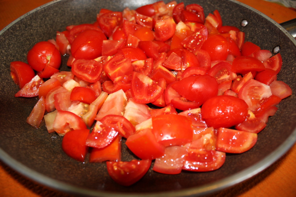 fusilli con pomodori e crema di noci - taglio i pomodori